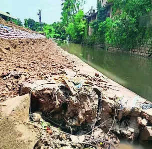 Wall of rajakaluve collapses at Alake