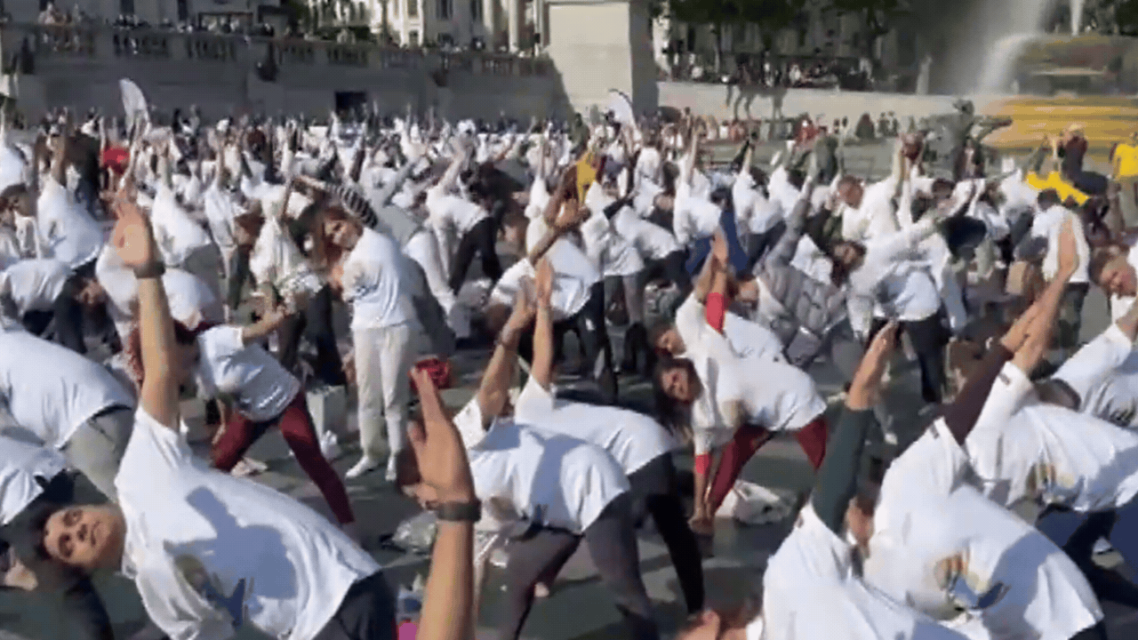 Watch: Over 700 people perform Yoga at London's Trafalgar Square