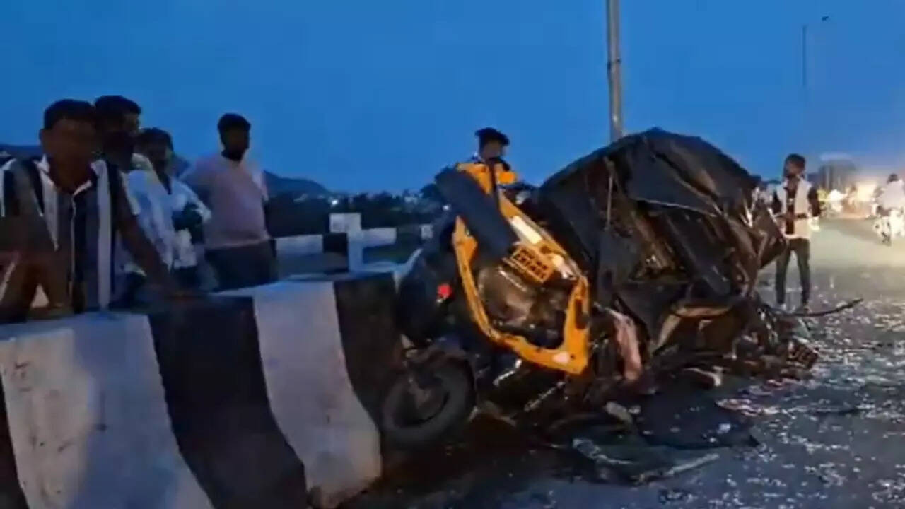Two jawans dead, 7 hurt after bus collides with auto in Maharashtra
