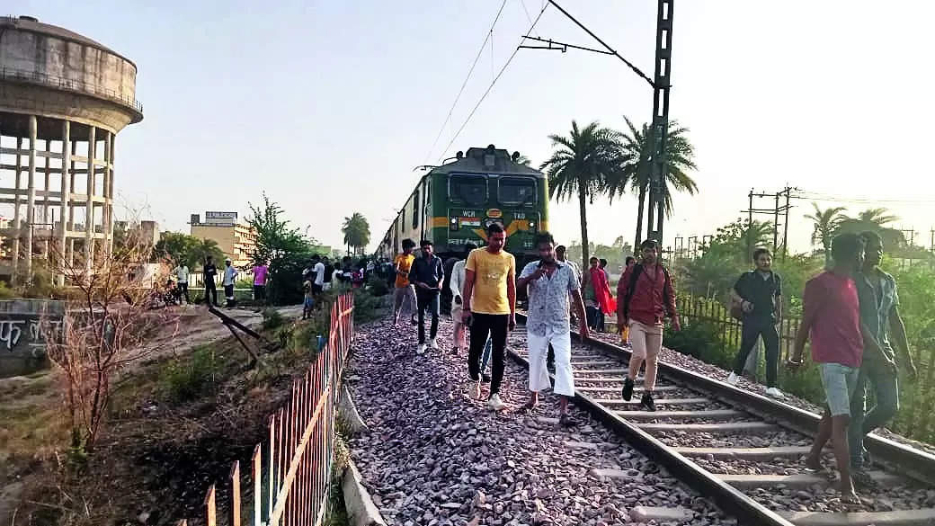 Two leave home to meet friend, found dead by tracks with him
