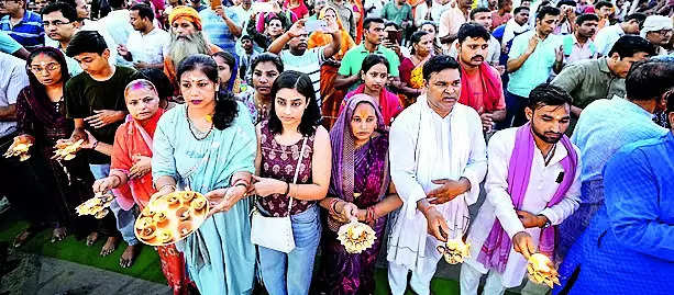 Devotees take holy dip, offer prayers on Ganga Dussehra