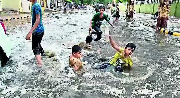 Khambhaliya taluka records 233mm rain in six hours