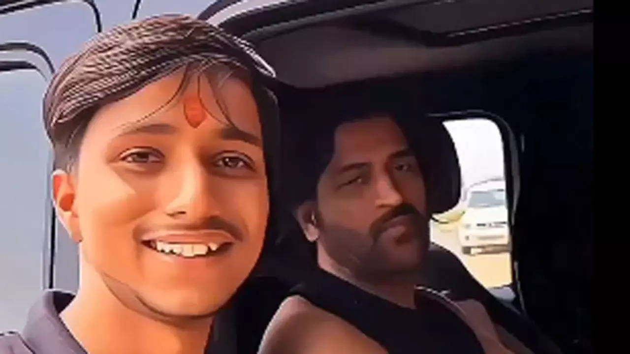 'Ek photo dijiye na': Dhoni obliges fan's adorable request. Watch video