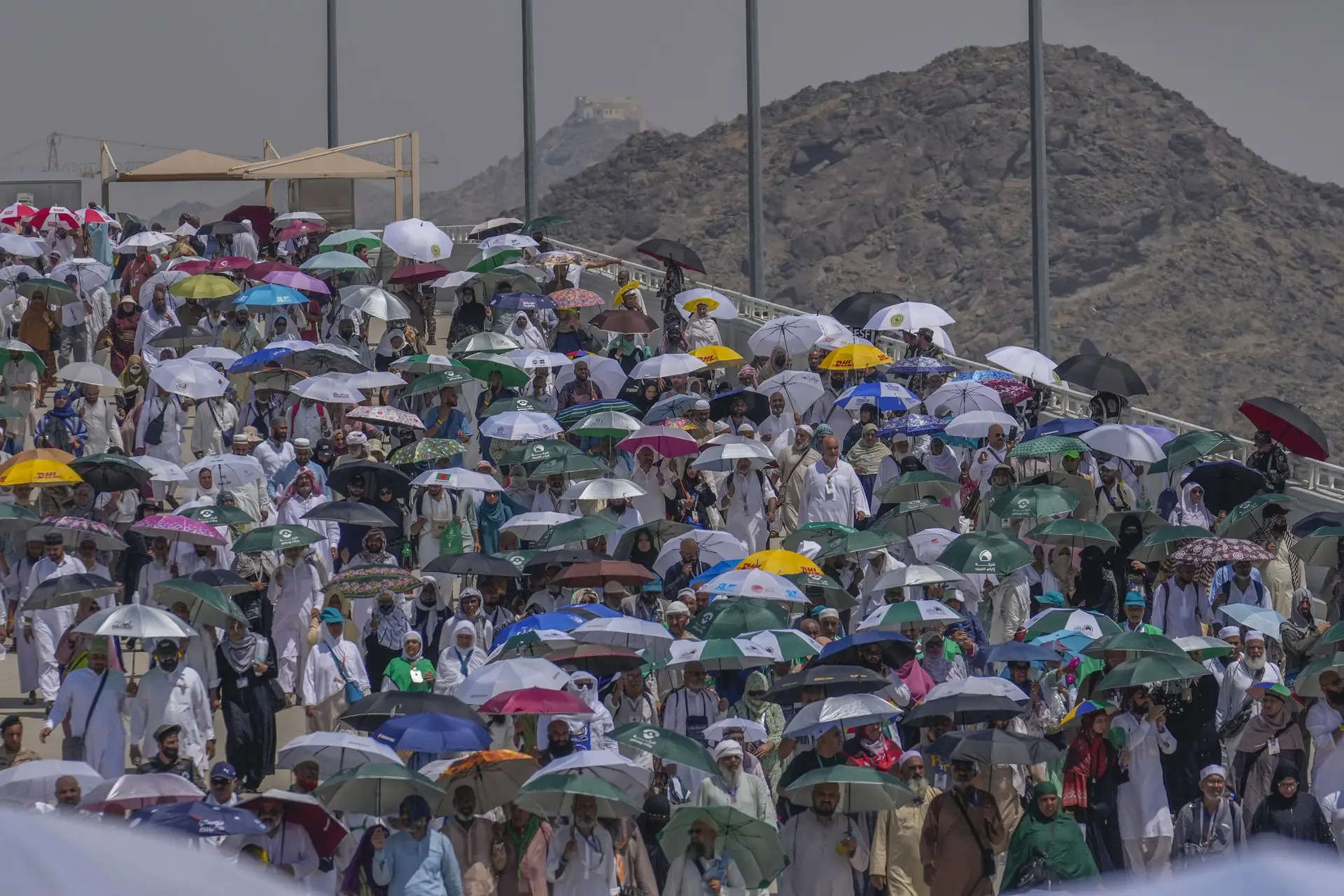 Soaring temperatures scorch pilgrims on Haj in Saudi Arabia