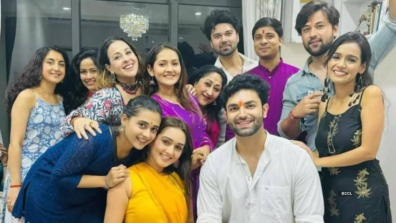 Actor Akash Jagga celebrates with friends as he moves into his new house; Abha Ranta, Avinash Mukherjee and others attend