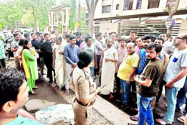 Jain monks fume over carcass near apartment