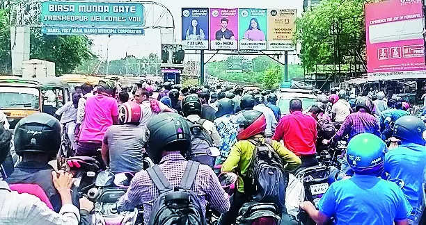 Commuters stranded in heat as traffic crawls in Mango