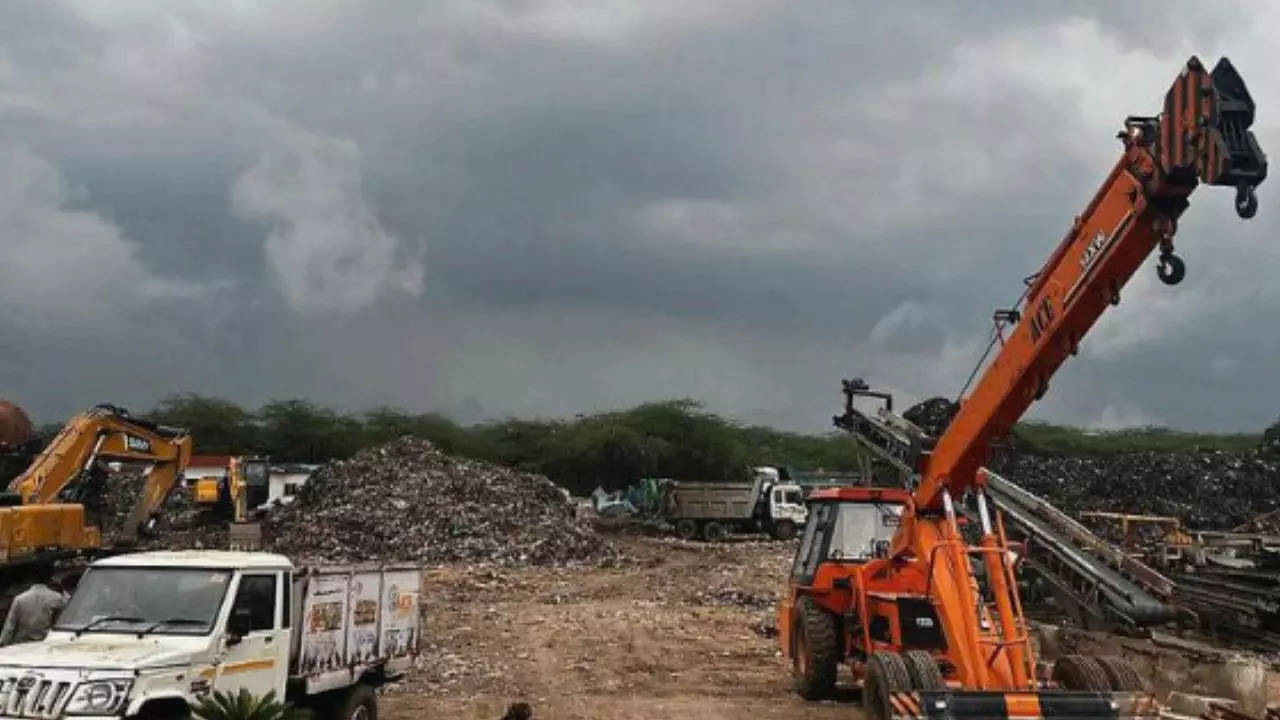 Worker (24) buried under waste at Bandhwari landfill site in Gurgaon, dies