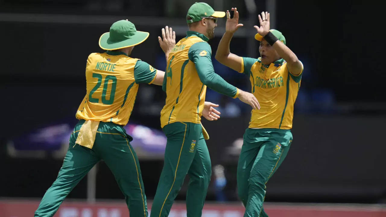 England 100/4 in 14.4 Overs | ENG vs SA Live Score, T20 World Cup 2024: Quick wickets hurt England’s 164-run chase against South Africa – The Times of India