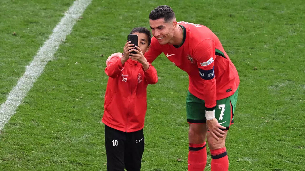 Watch: Cristiano Ronaldo confronted by fans seeking selfies
