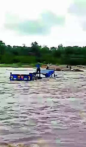 Two stranded on tractor-trolley in flooded Panam river rescued
