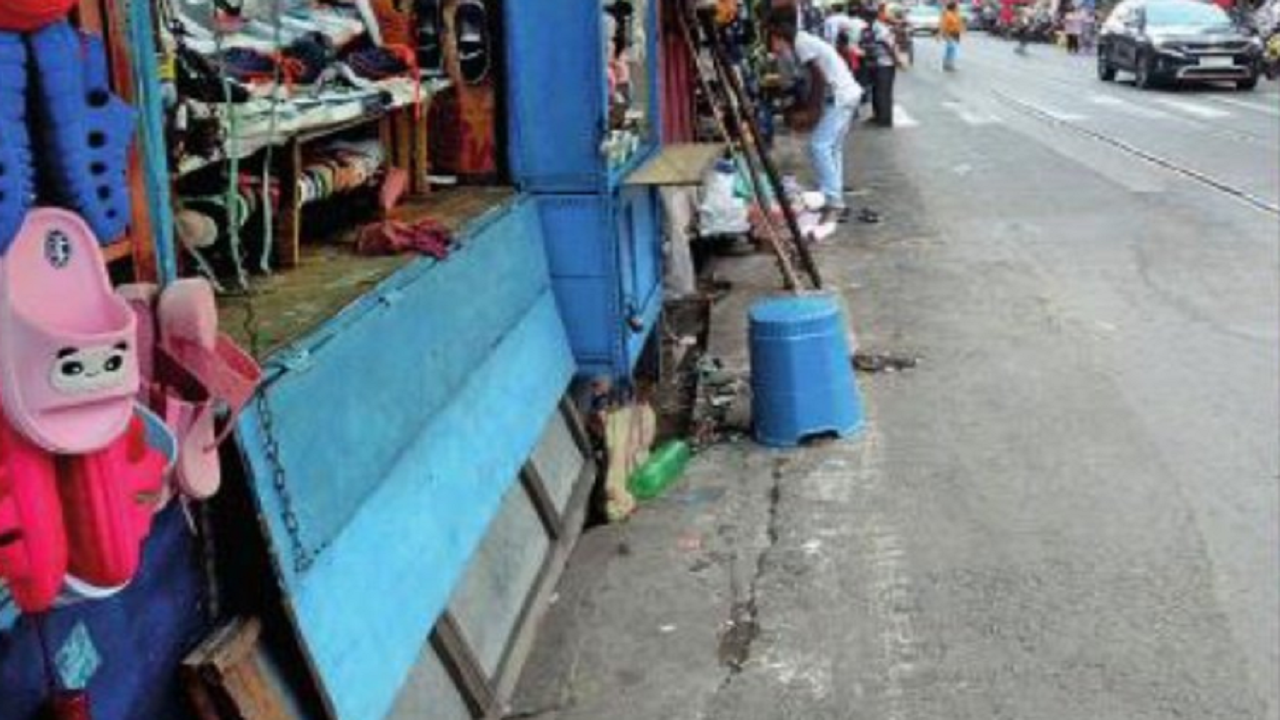 Mamata Banerjee effect: Civic staff, cops hit road to clean up mess in West Bengal