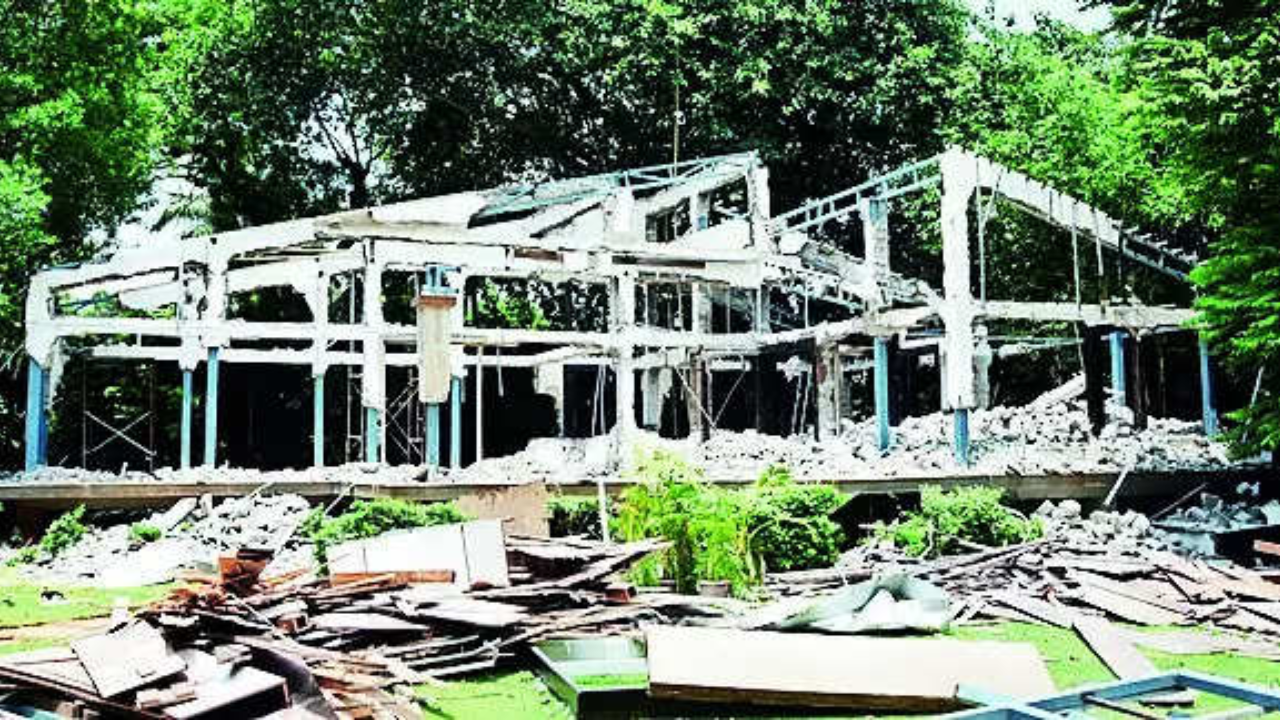 Das 'razes' structure on govt quarter premises, sparks row