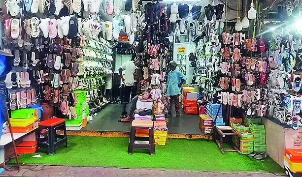 Race for space between hawkers & shopowners to take up pavements