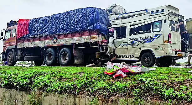 Two children among 13 dead as MUV rams lorry near Haveri