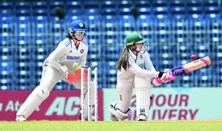 Luus, Kapp keep Proteas alive after India pile up record total