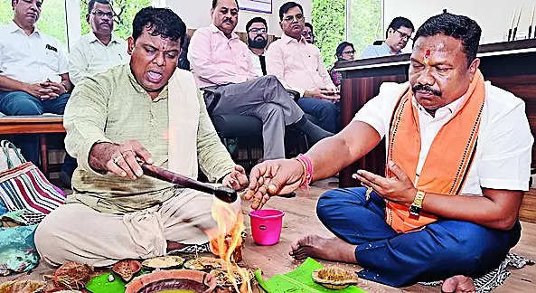 Ministers begin tenure with pujas at state secretariat