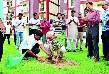 IIT-BHU celebrates its 12th foundation day with plantation drive