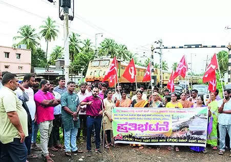 CPM protests ‘slow progress’ of RuB works at Mahakalipadpu