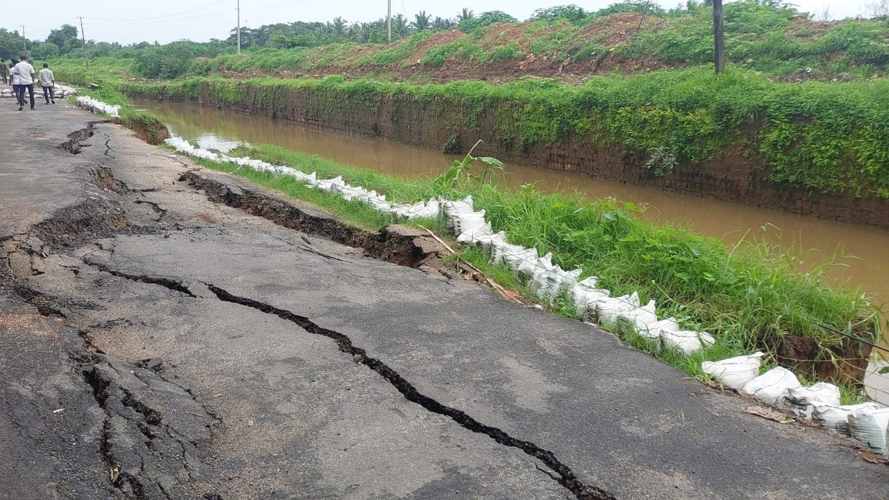 DK Rains: Bangrakulur 4th Mile road beside stormwater drain collapses