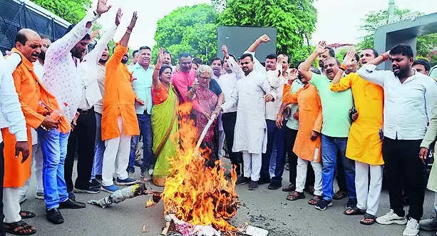 Mayor, BJP corporators protest against RaGa’s statement