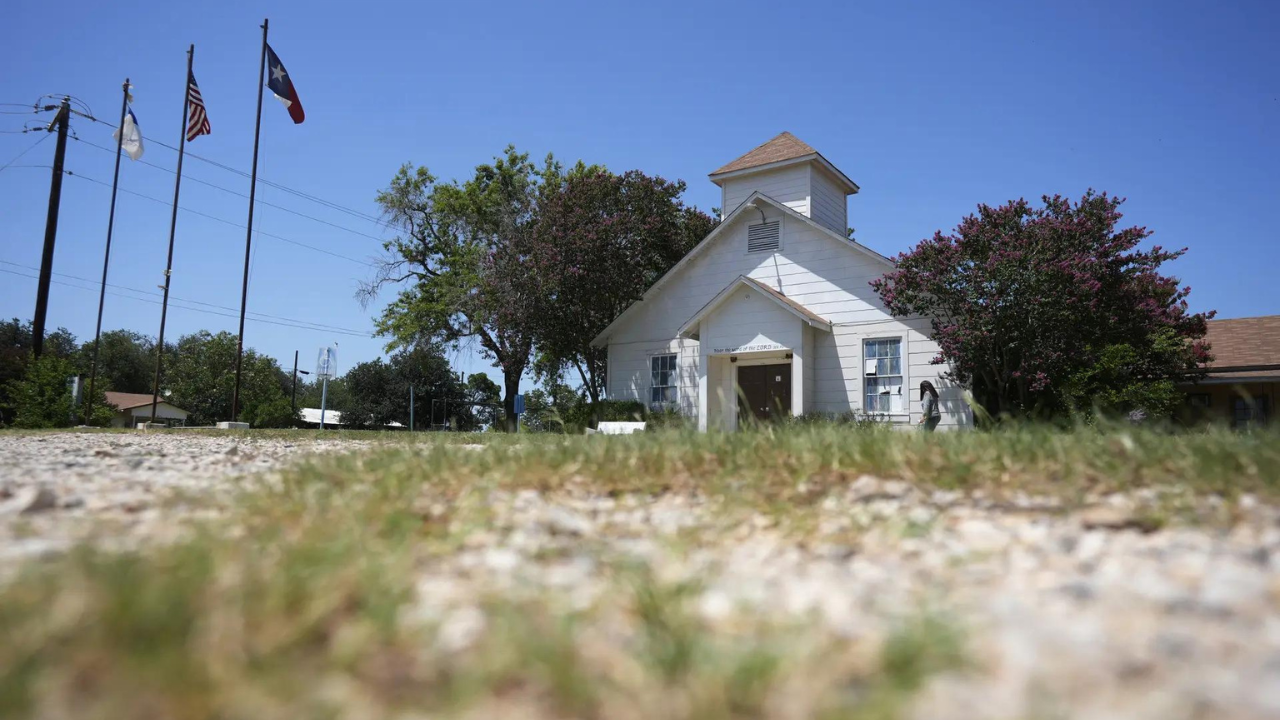 Plans to demolish Texas church draw visitors back to sanctuary