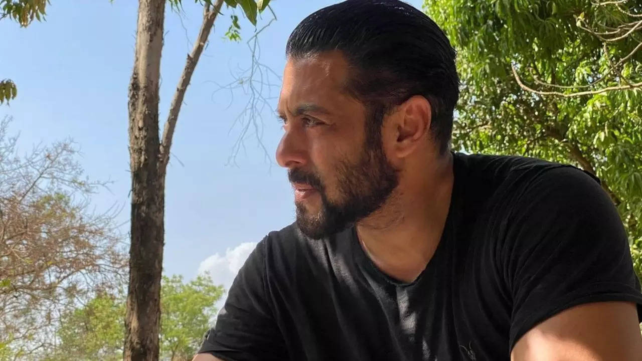 Salman Khan drops NEW LOOK PIC from 'green zone' which leaves fans in a frenzy, here's how netizens have reacted | Hindi Movie News Filmymeet