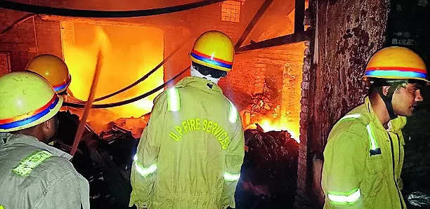 Massive fire in warehouse damages goods, none hurt
