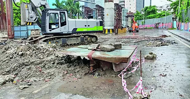 Work for Nabadiganta metro stn starts at Technopolis crossing