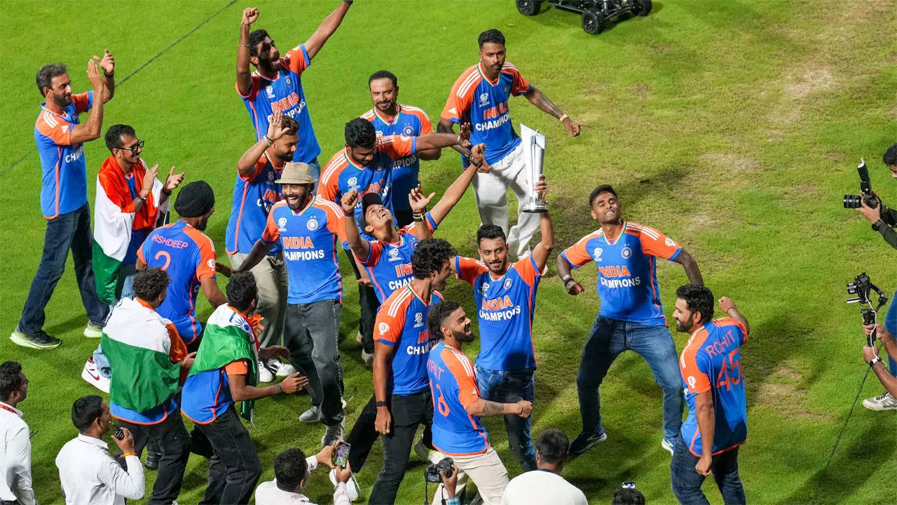 Epic scenes at Wankhede as Rohit, Kohli, Hardik dance their hearts out. Watch