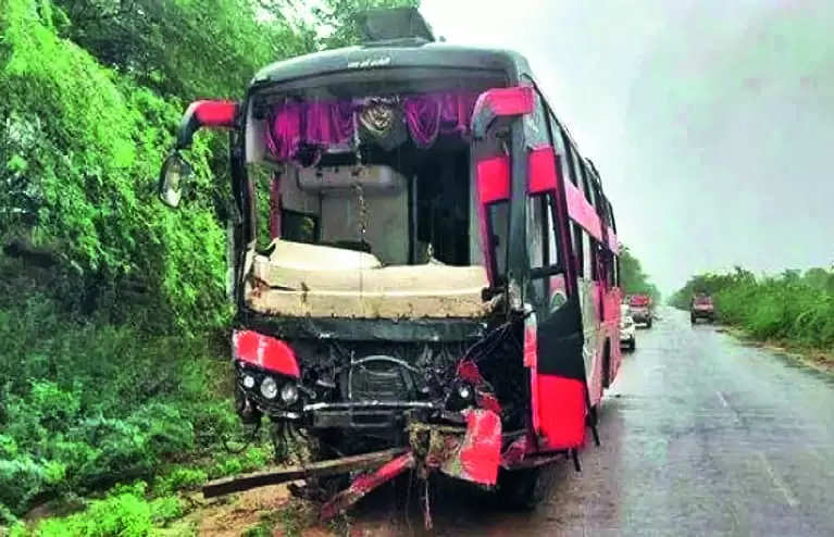 Driver dozes off, bus hits tractor on e-way; 13 injured