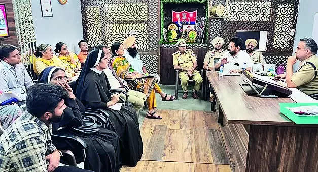 Cops hold meet with school authorities on traffic woes