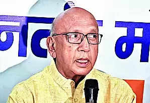 Saryu advises Hemant to keep away from corrupt middlemen