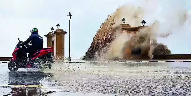 Heavy rain continues in S Gujarat, sea turns rough