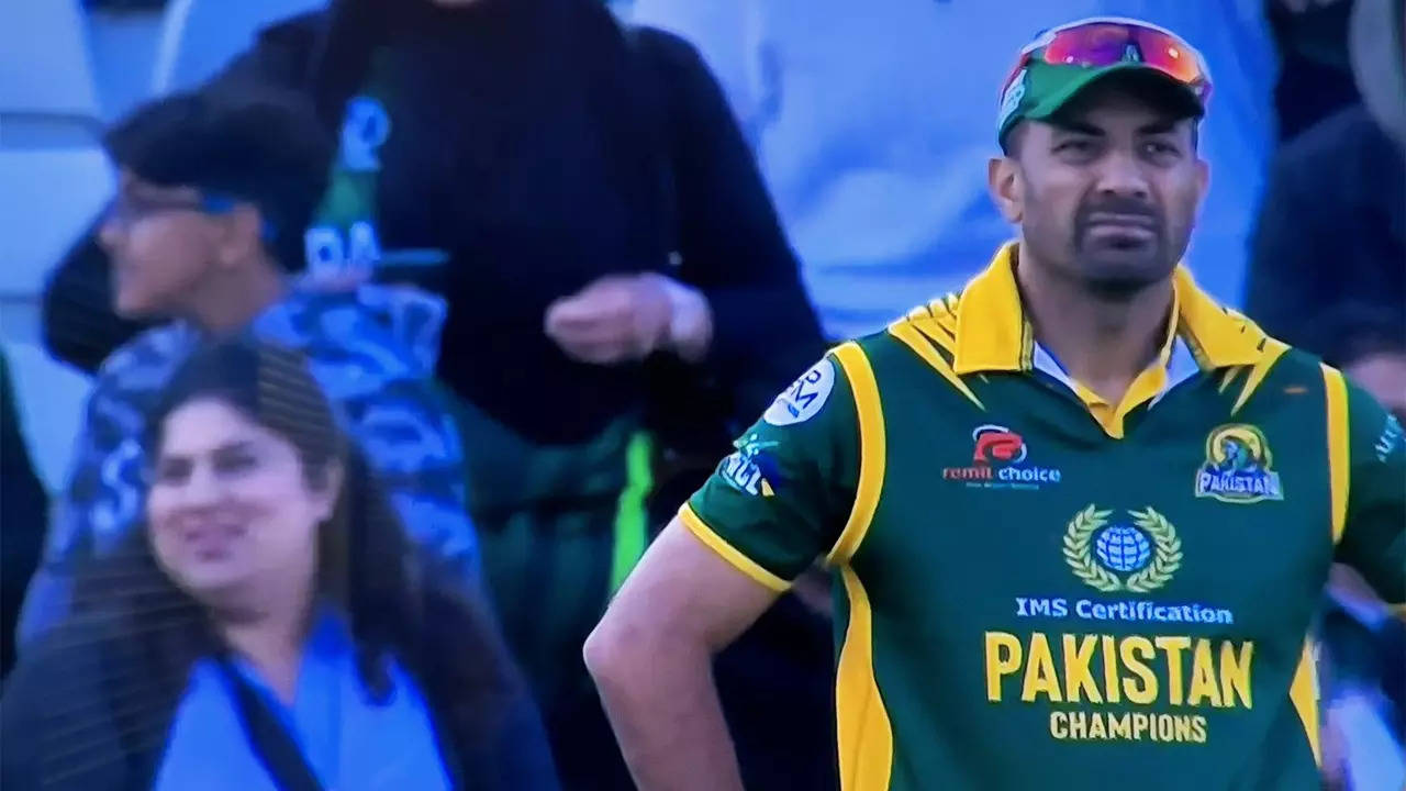 Pakistan's chief selector Riaz trolled for dropping catch