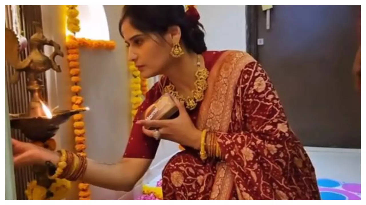 Bigg Boss 13 fame Arti Singh shares a throwback video from her wedding festivities; reveals kickstarting wedding preps with satsang at her new house