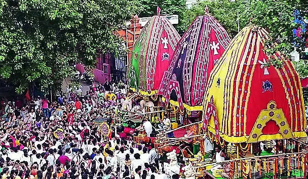 Thousands of devotees throng temples in Steel City