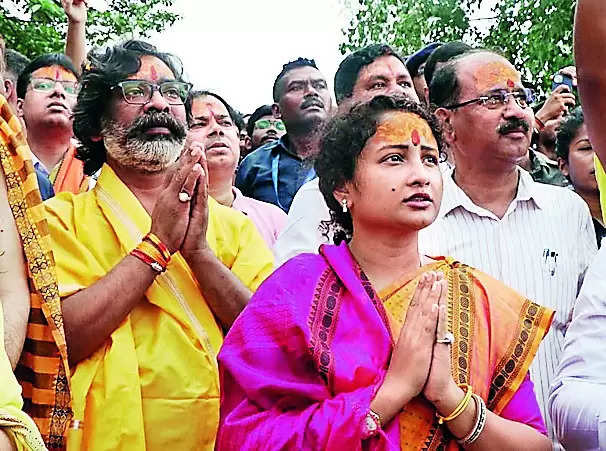 Hundreds attend Rath Yatra in city, Hemant pulls chariot