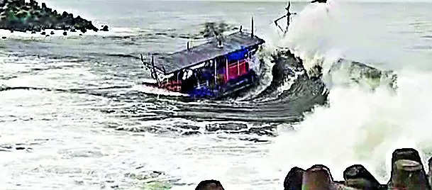 Fishing boat capsizes at Muthalapozhi again