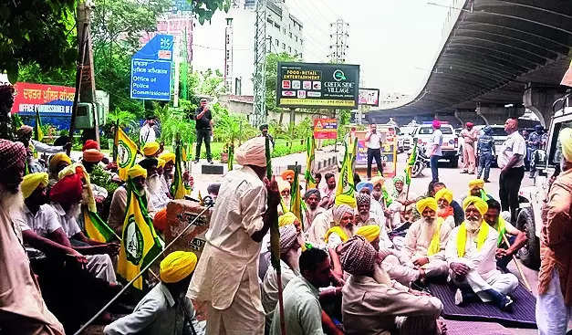 Farmers protest to seek cancellation of FIR against 20 in ’22 murder bid case