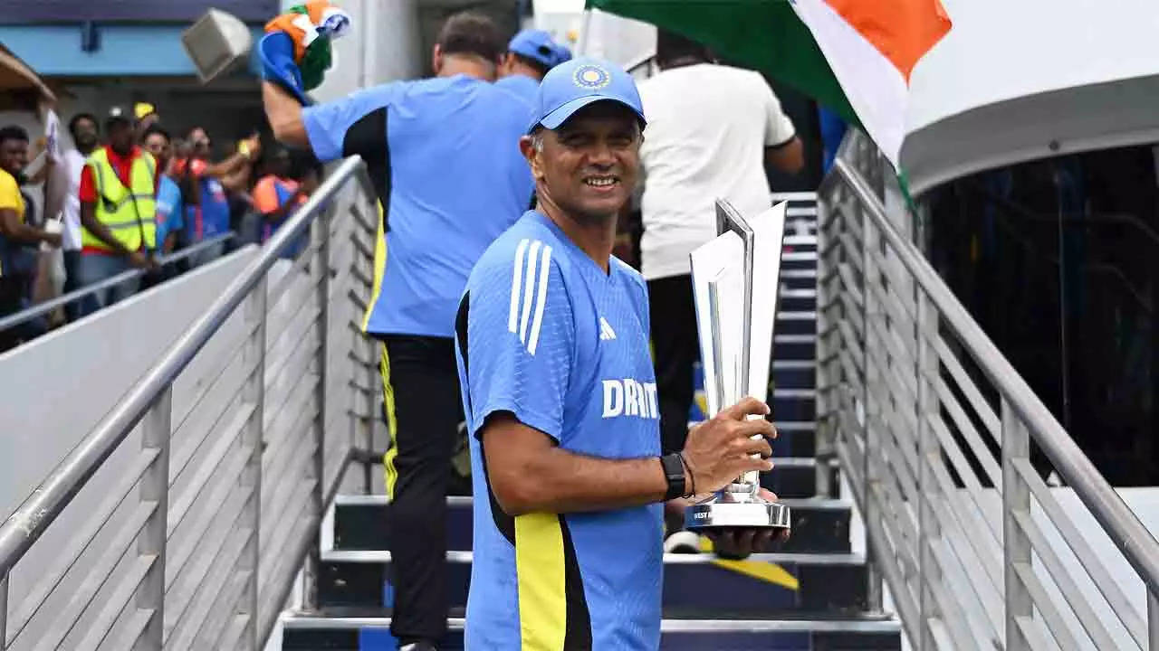 Watch: A hero's welcome for Rahul Dravid at a cricket academy