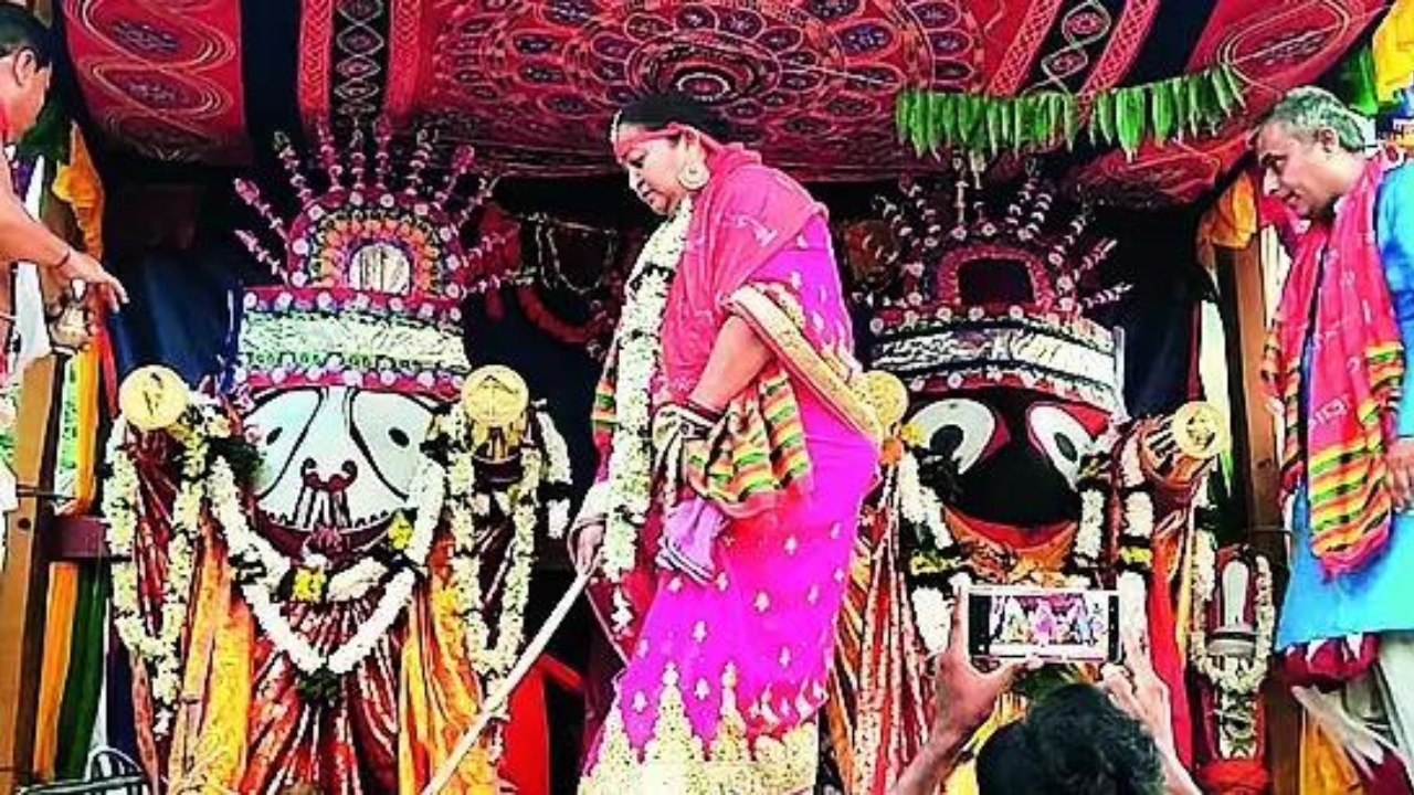 Queen performs 'chhera pahanra' in Gadamadhupur