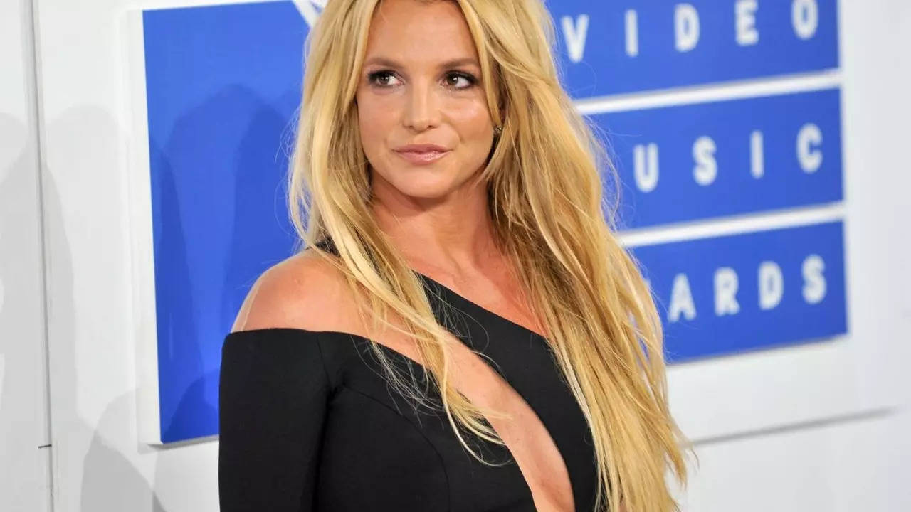 Britney Spears announces she's single and criticizes boyfriend Paul Richard Soliz | English Movie News Filmymeet