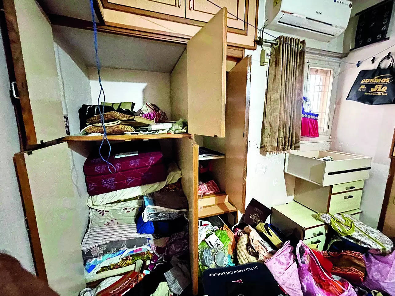 Jewellery, cash worth ₹16L stolen from house