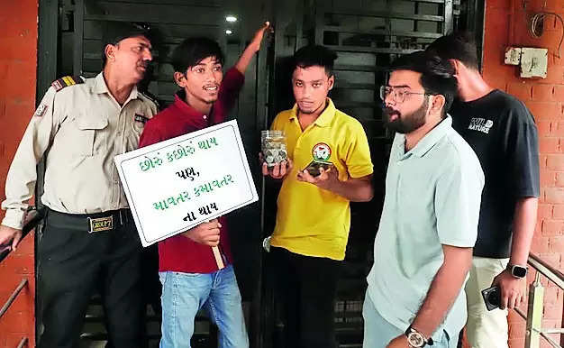 Students chase MSU officials to handover ₹2,000 collected in coins for VC’s damages