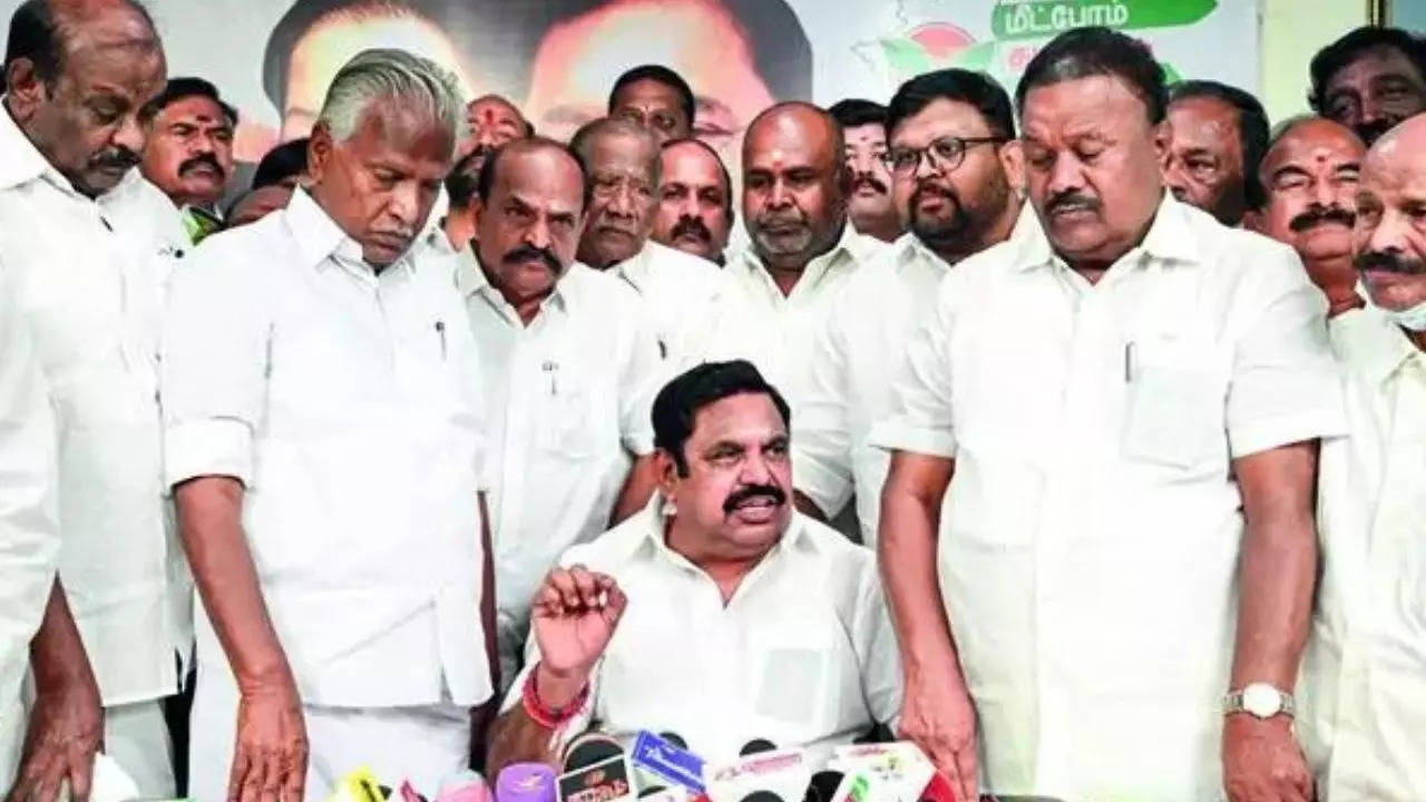 AIADMK seniors want to reunite party,  Edappadi K Palaniswami says no