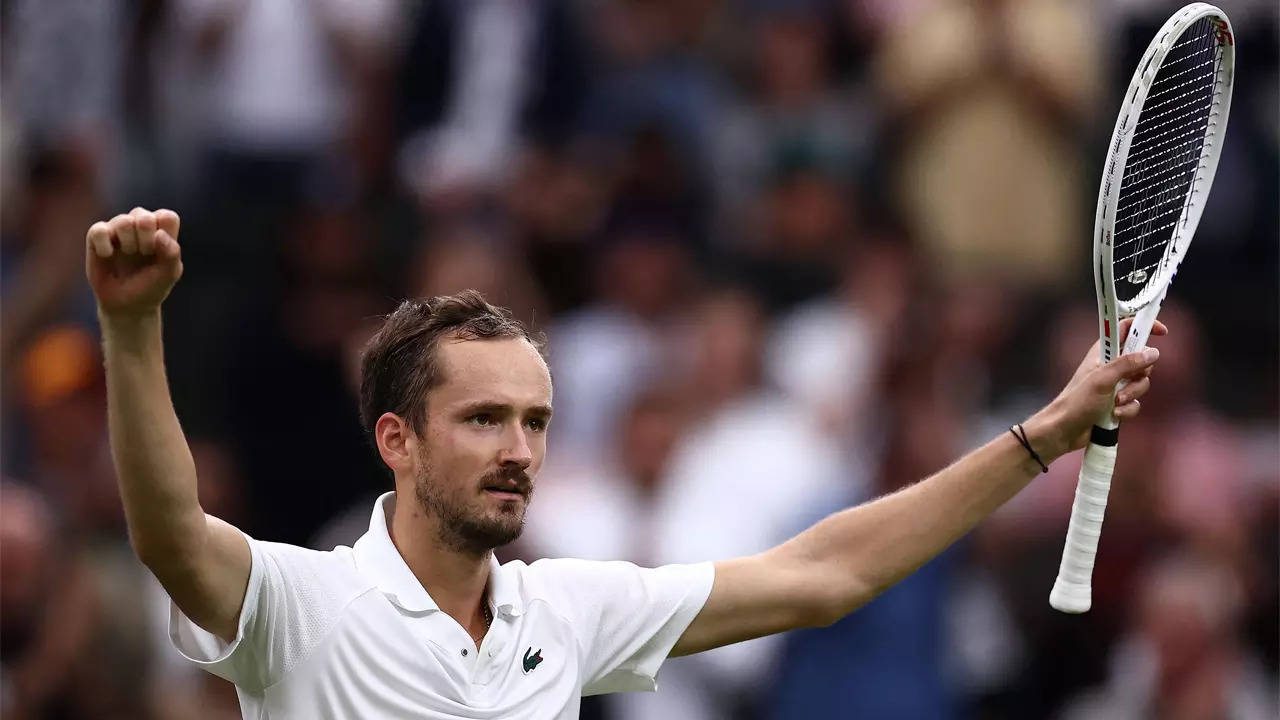 Medvedev sets up Wimbledon semis with Alcaraz, Vekic entes last-four