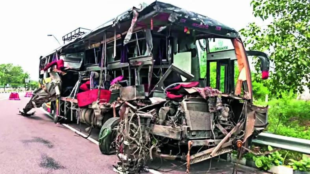 18 killed as bus rams milk tanker on Lucknow-Agra Expressway