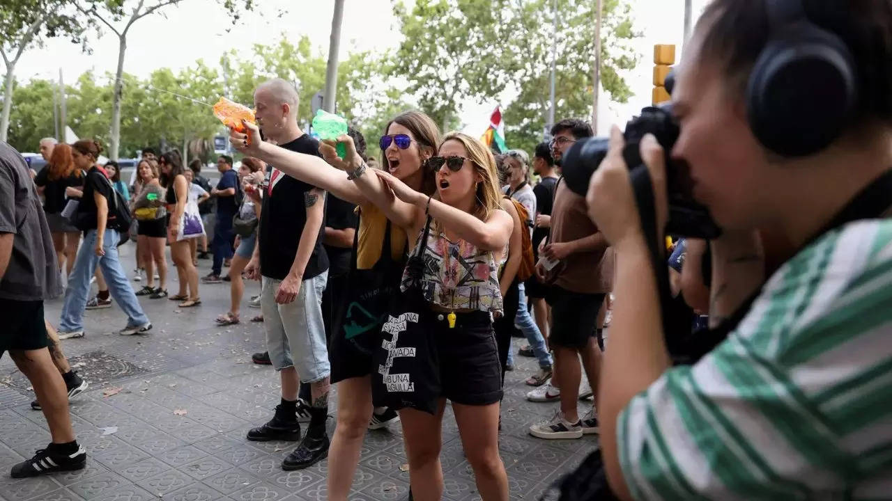 Why Barcelona protesters are squirting water at tourists