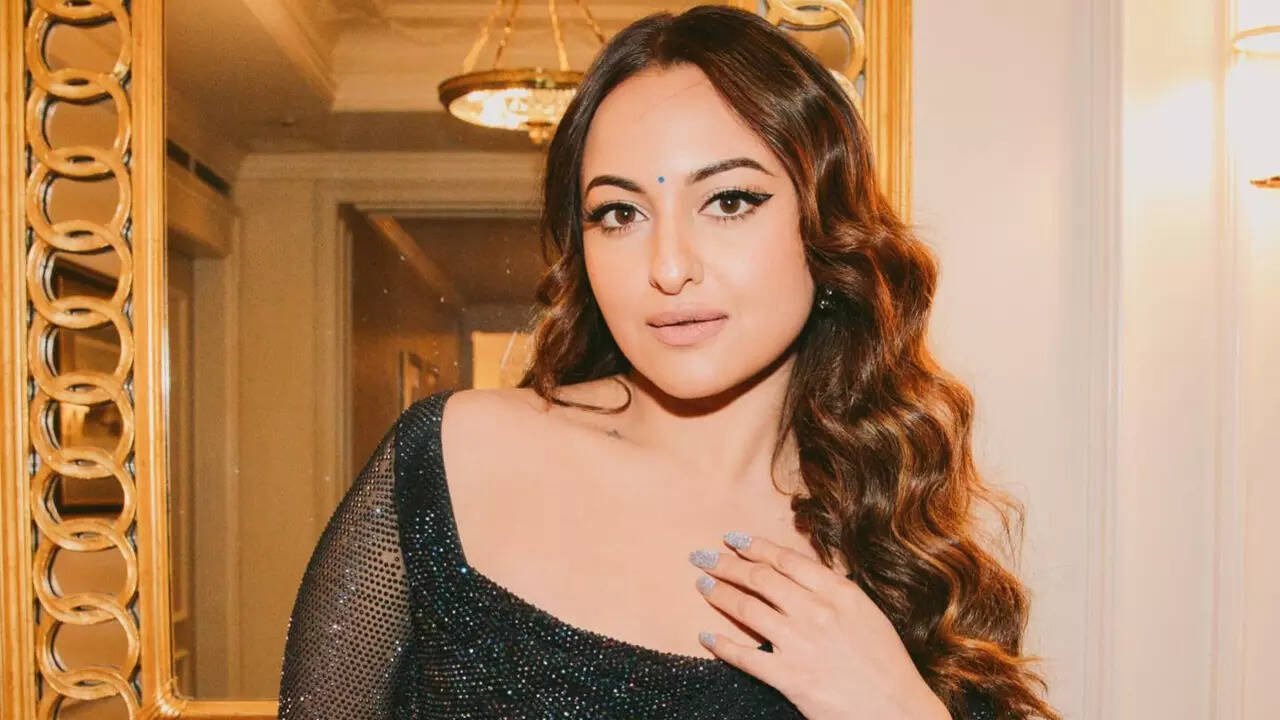 Sonakshi Sinha reacts to paps screaming ‘Love you’